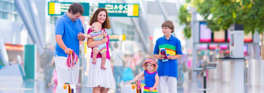 Une famille habillée en plusieurs couleurs
