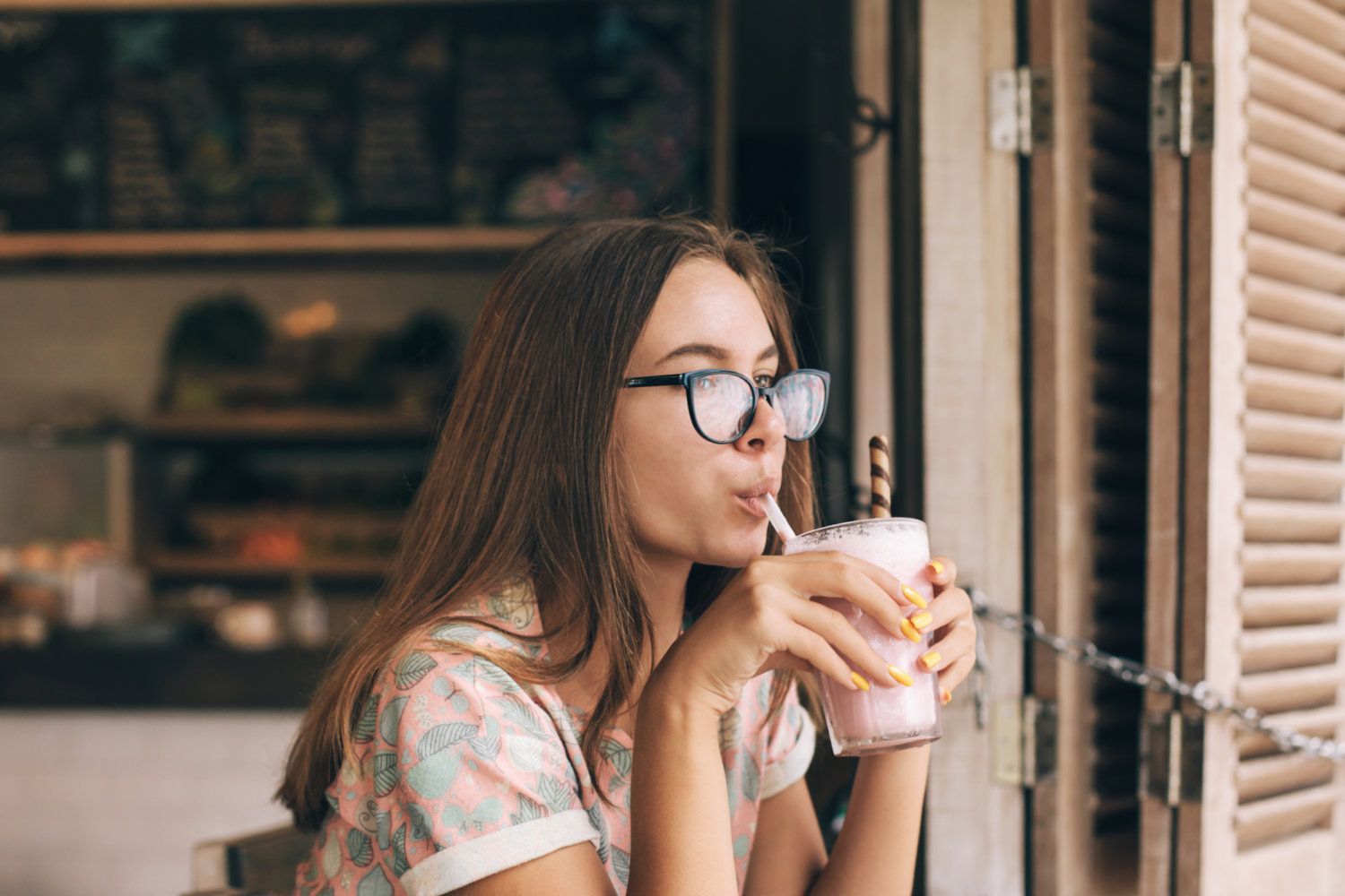Femme buvant un milkshake
