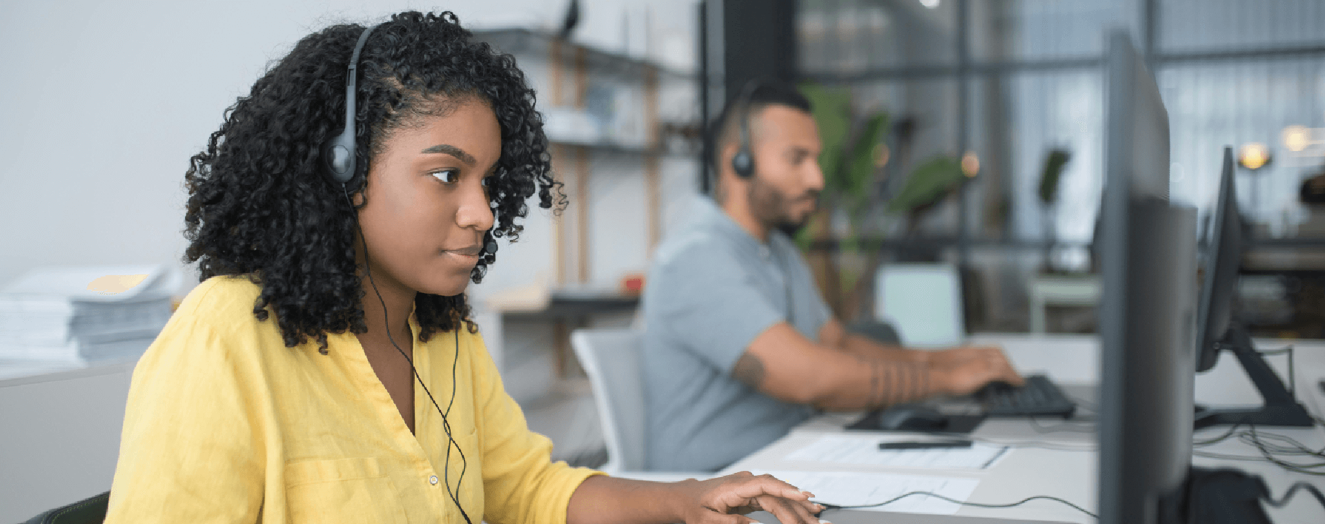 Femme avec un micro casque dans un centre d'appel