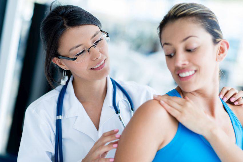 Une physiothérapeute aide une cliente