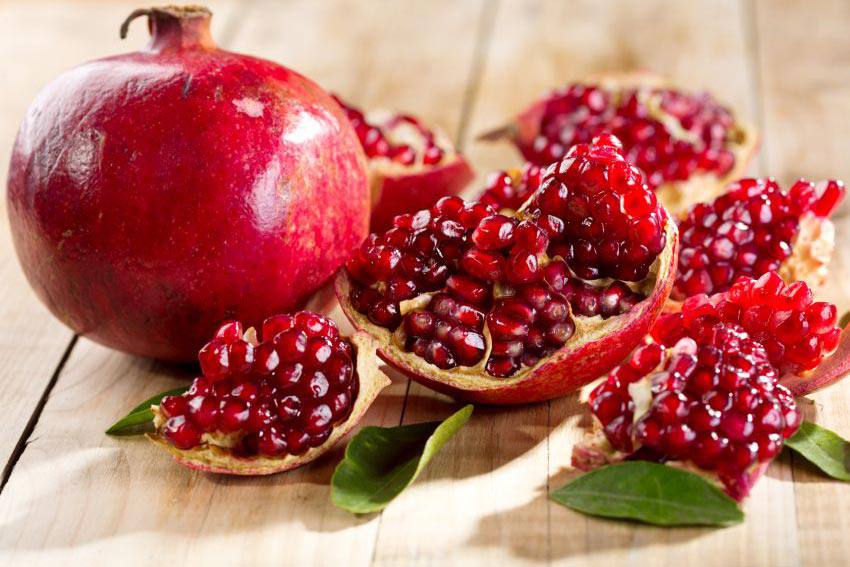 Une pomme grenade coupée