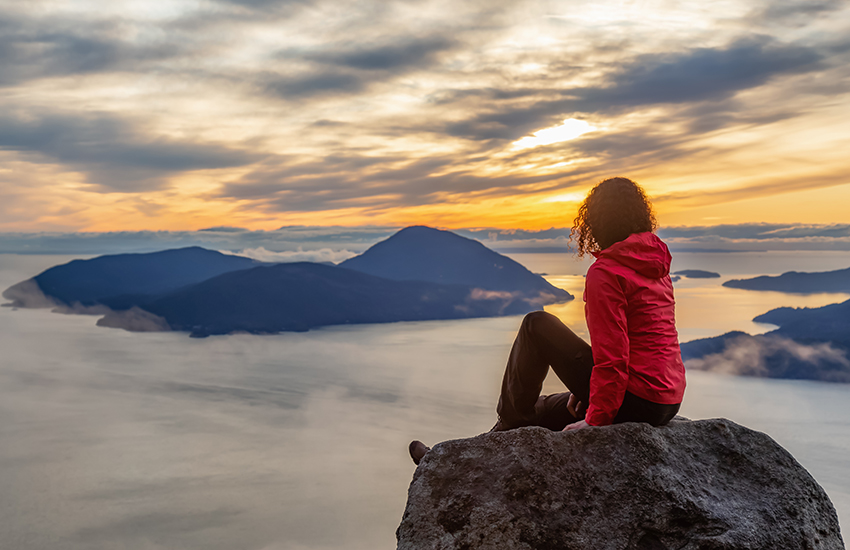 Madame assise sur une roche en hauteur